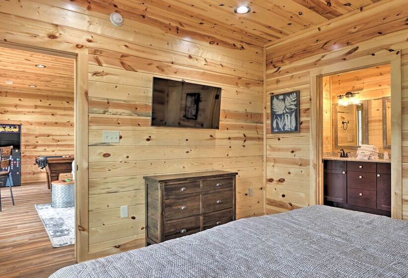 Mountain Dew Cabin W/ Hot Tub & Scenic Views!