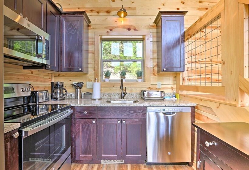 Mountain Dew Cabin W/ Hot Tub & Scenic Views!