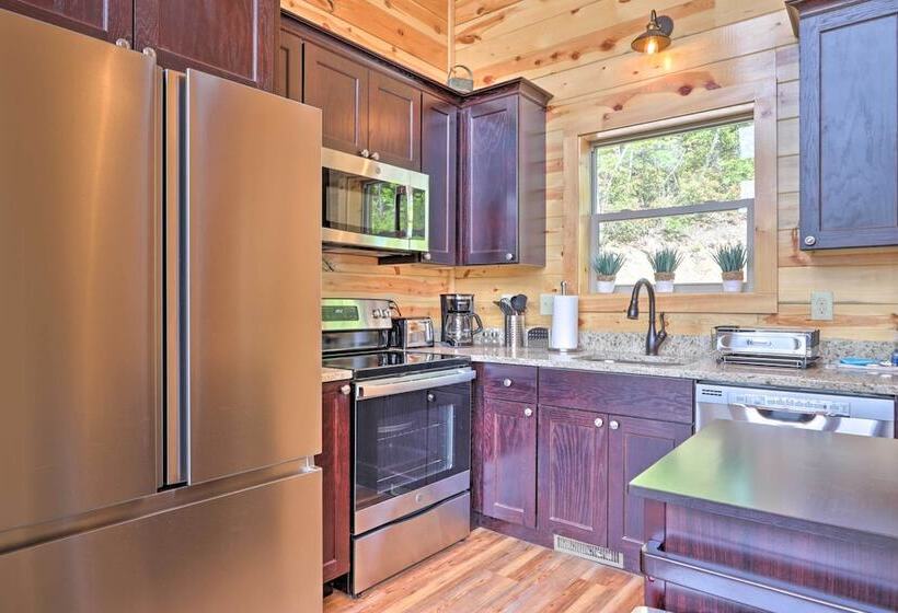 Mountain Dew Cabin W/ Hot Tub & Scenic Views!