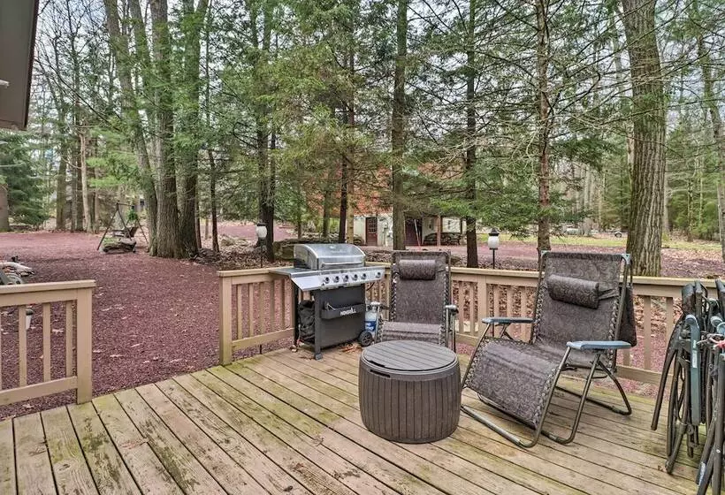 Deck & Fire Pit: Cozy Pocono Mountain Home