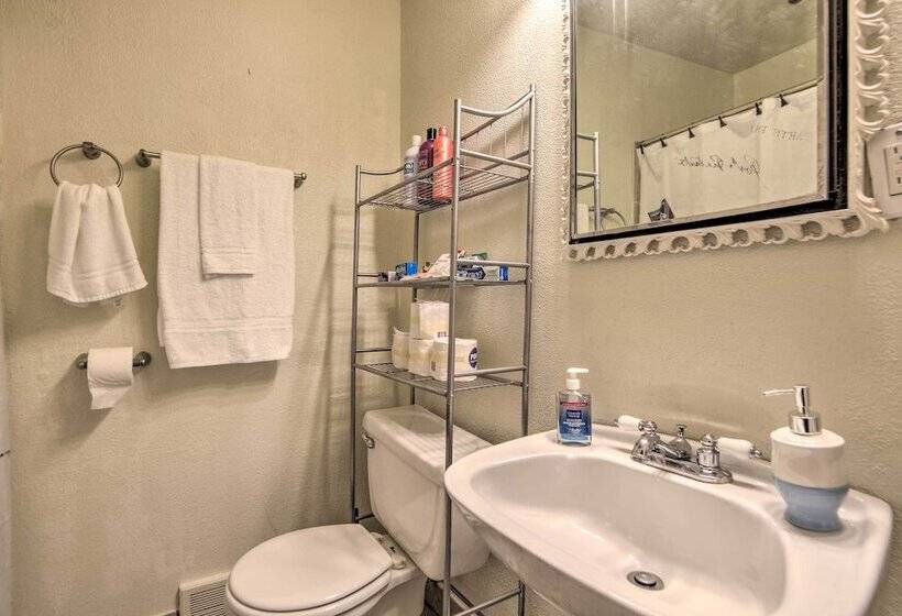 Royal Oak Hideaway: 15 Mi To Downtown Detroit!