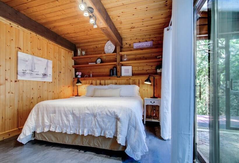 Walk To Tuttle Creek Lake: Secluded Scenic Retreat