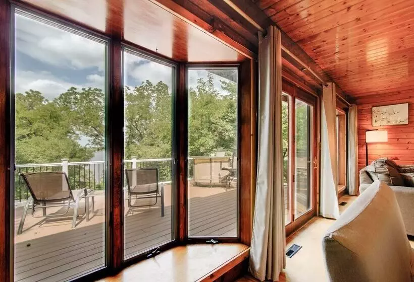 Walk To Tuttle Creek Lake: Secluded Scenic Retreat