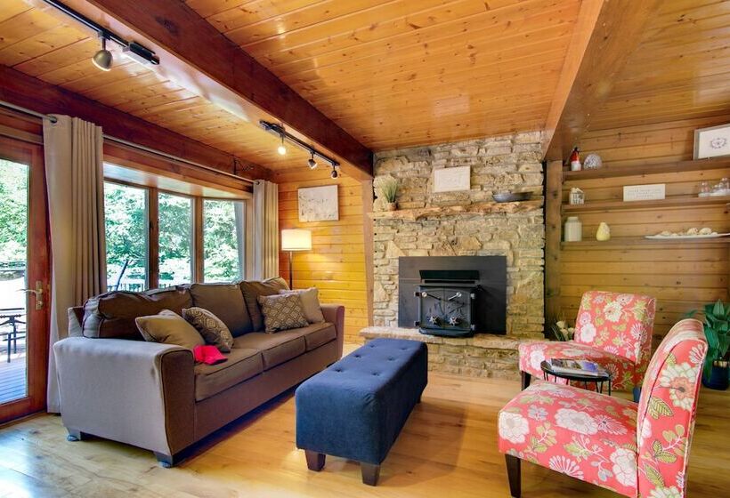 Walk To Tuttle Creek Lake: Secluded Scenic Retreat