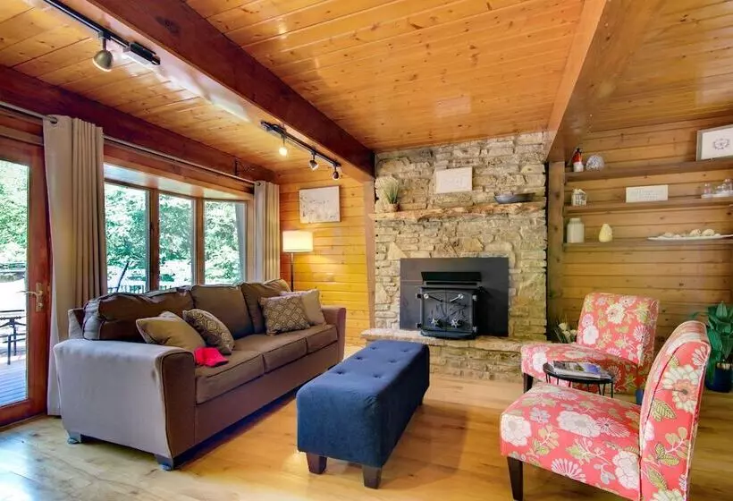 Walk To Tuttle Creek Lake: Secluded Scenic Retreat