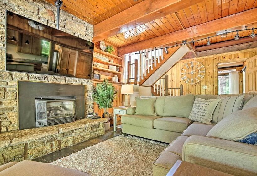 Walk To Tuttle Creek Lake: Secluded Scenic Retreat