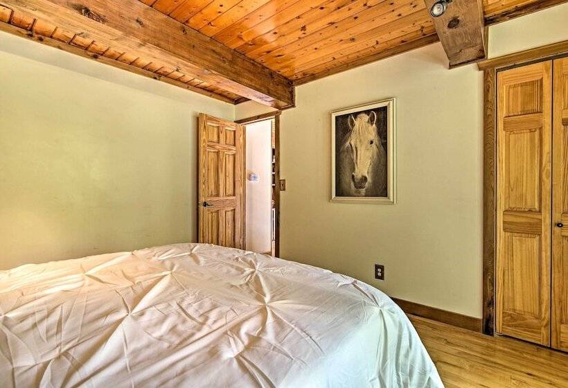 Walk To Tuttle Creek Lake: Secluded Scenic Retreat