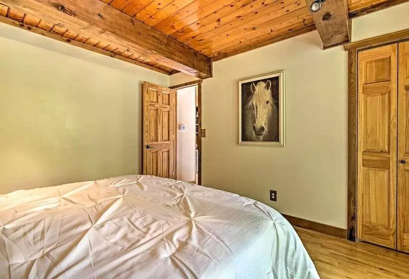 Walk To Tuttle Creek Lake: Secluded Scenic Retreat