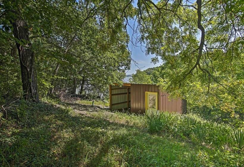 Walk To Tuttle Creek Lake: Secluded Scenic Retreat