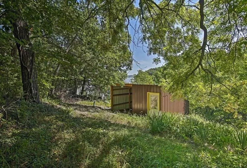 Walk To Tuttle Creek Lake: Secluded Scenic Retreat