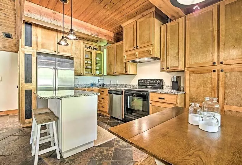 Walk To Tuttle Creek Lake: Secluded Scenic Retreat