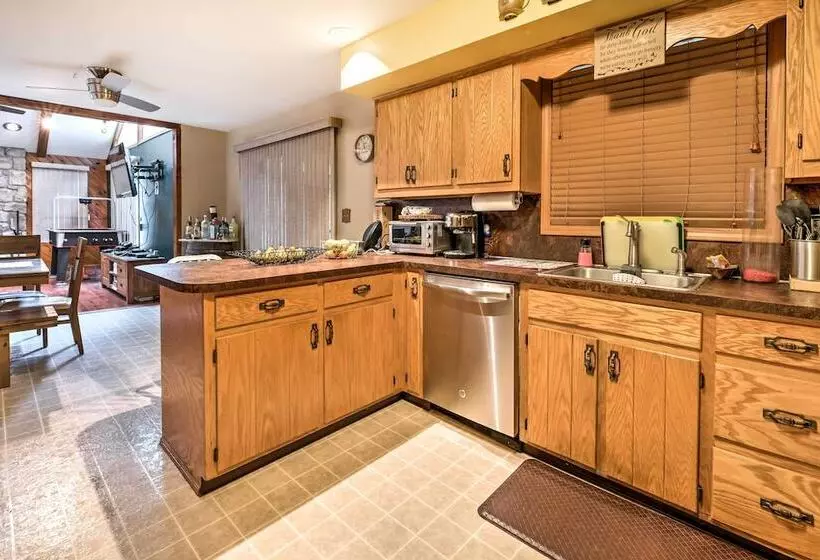 Lake Harmony Resort Home W/ Deck + Fire Pit!