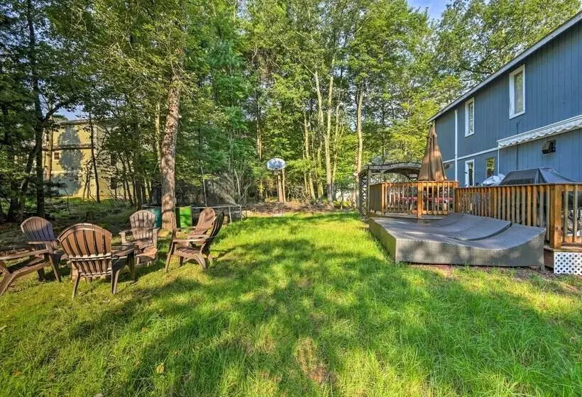 Lake Harmony Resort Home W/ Deck + Fire Pit!