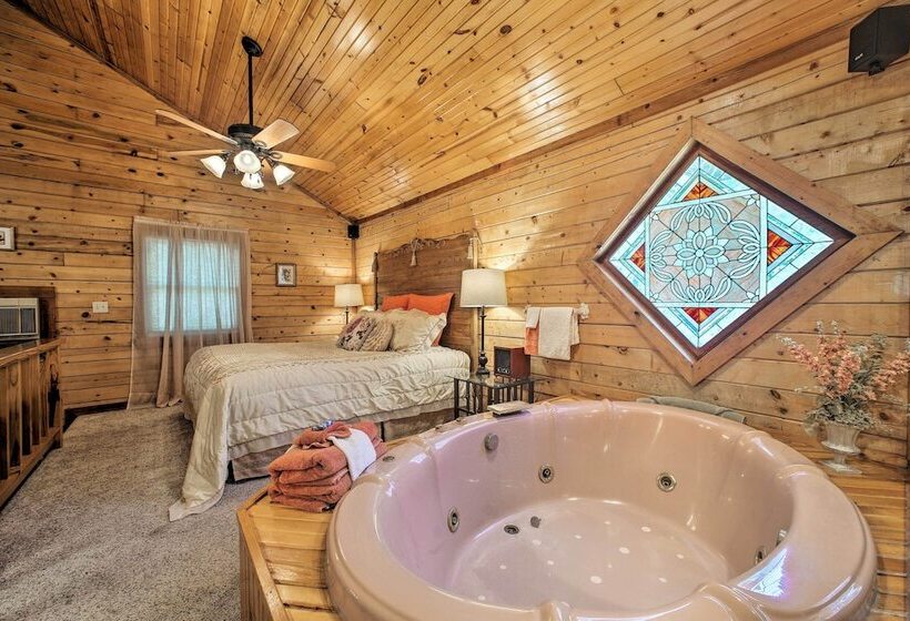 Studio W/ Deck: Near Thorncrown Chapel & Lakes