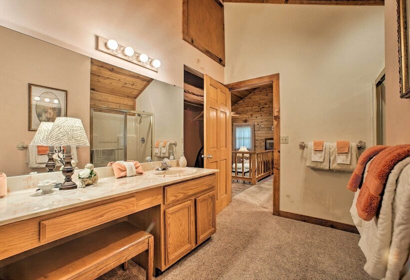 Studio W/ Deck: Near Thorncrown Chapel & Lakes