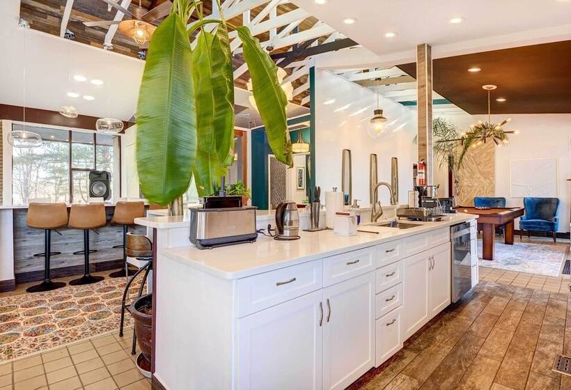 Stylish + Serene West Friendship Hidden Gem!