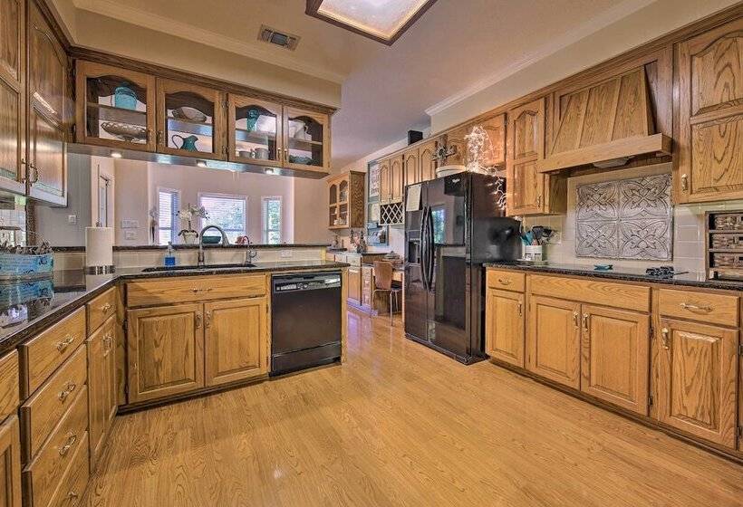 Sunny Seguin Retreat W/ Canoes On Guadalupe River!