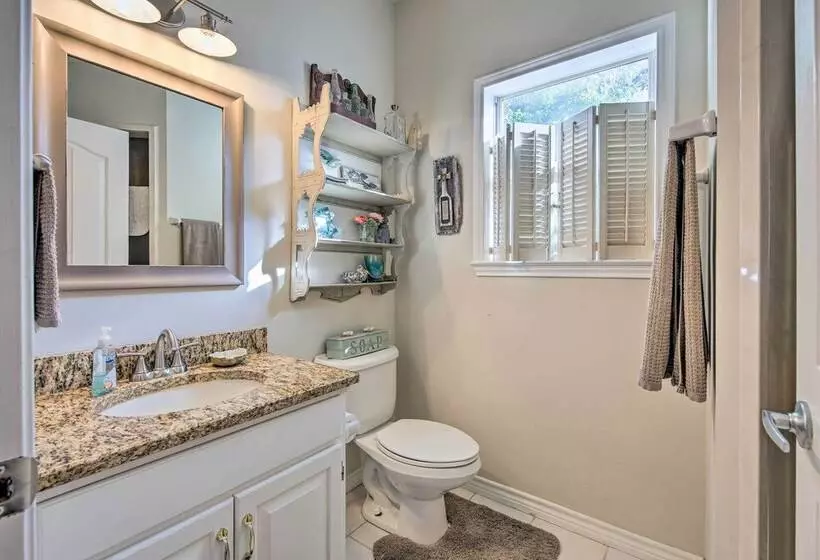 Sunny Seguin Retreat W/ Canoes On Guadalupe River!