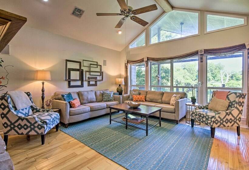 Sunny Seguin Retreat W/ Canoes On Guadalupe River!