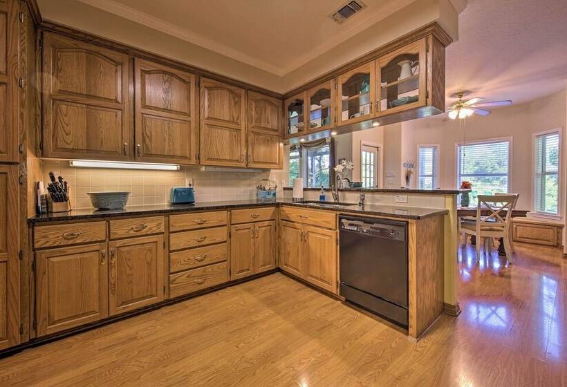 Sunny Seguin Retreat W/ Canoes On Guadalupe River!