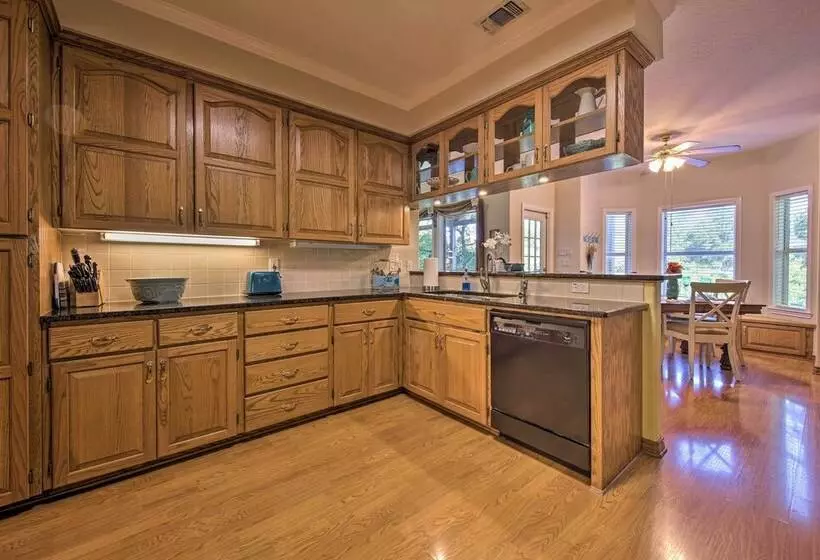 Sunny Seguin Retreat W/ Canoes On Guadalupe River!