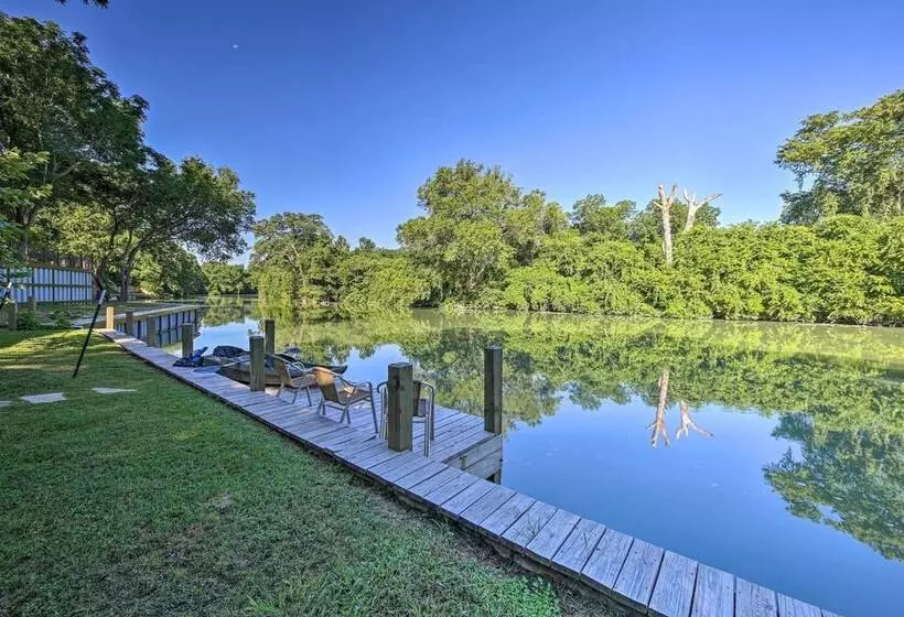 Sunny Seguin Retreat W/ Canoes On Guadalupe River!