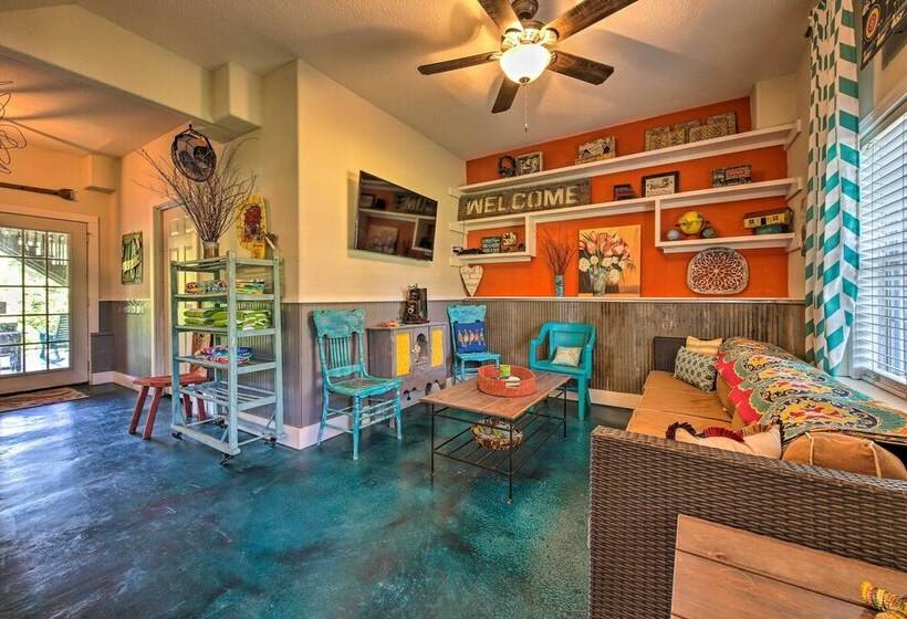 Sunny Seguin Retreat W/ Canoes On Guadalupe River!