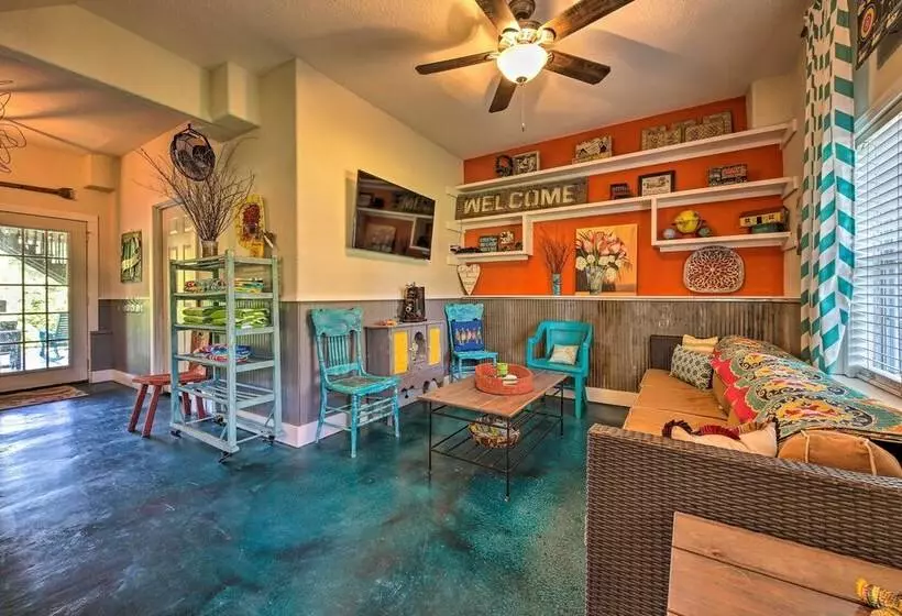 Sunny Seguin Retreat W/ Canoes On Guadalupe River!