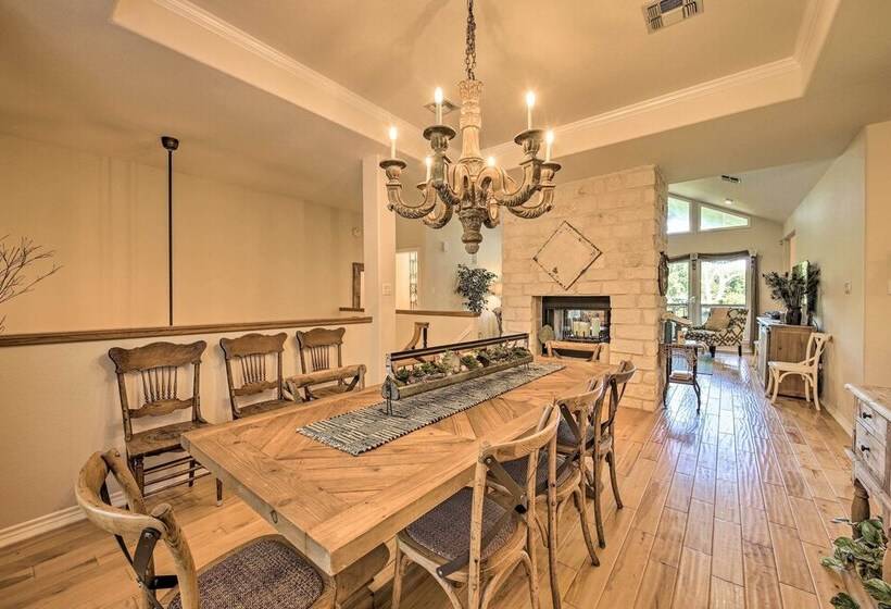 Sunny Seguin Retreat W/ Canoes On Guadalupe River!