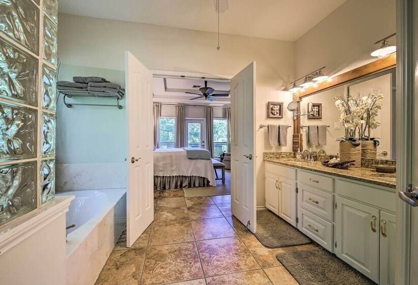 Sunny Seguin Retreat W/ Canoes On Guadalupe River!