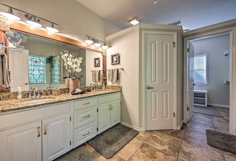 Sunny Seguin Retreat W/ Canoes On Guadalupe River!