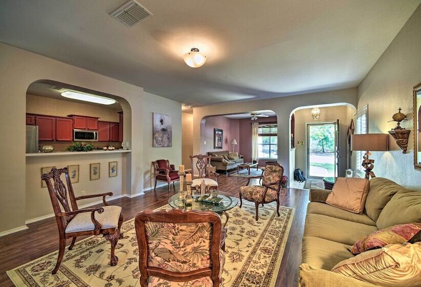 Upscale San Antonio Home W/ Screened In Porch