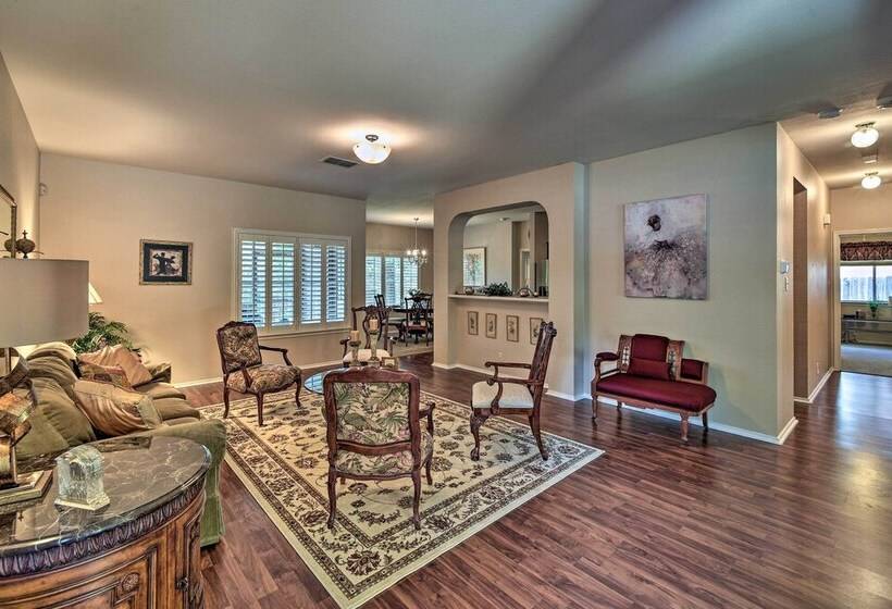 Upscale San Antonio Home W/ Screened In Porch