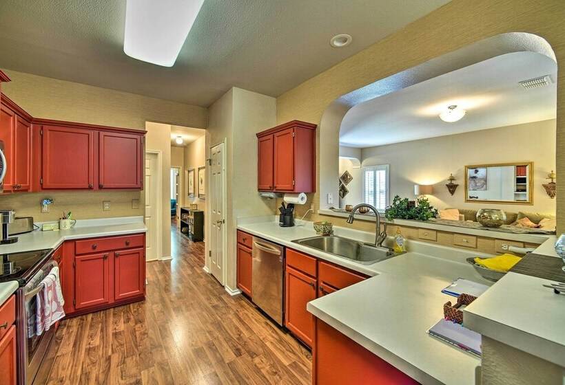 Upscale San Antonio Home W/ Screened In Porch