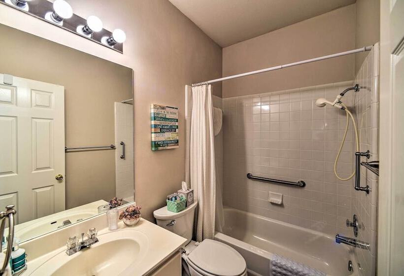 Upscale San Antonio Home W/ Screened In Porch