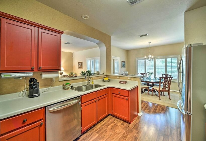 Upscale San Antonio Home W/ Screened In Porch