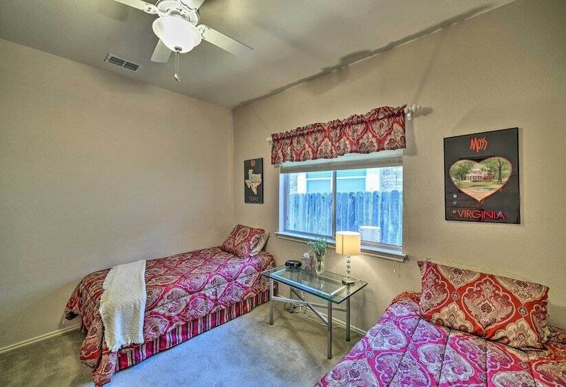 Upscale San Antonio Home W/ Screened In Porch