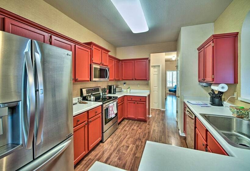 Upscale San Antonio Home W/ Screened In Porch