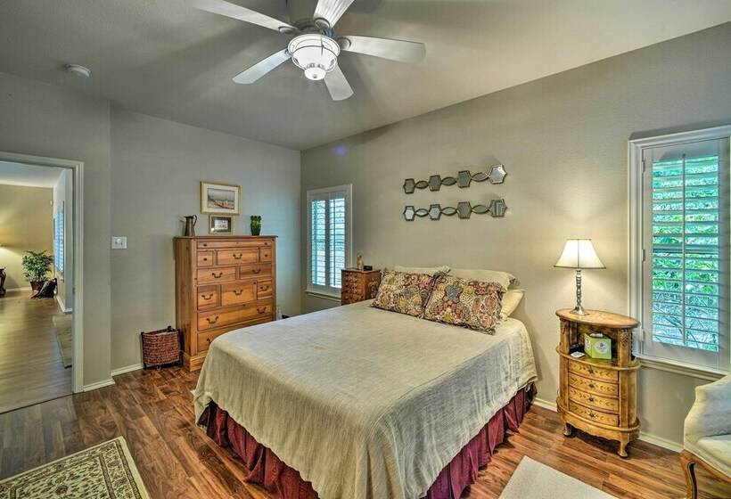 Upscale San Antonio Home W/ Screened In Porch