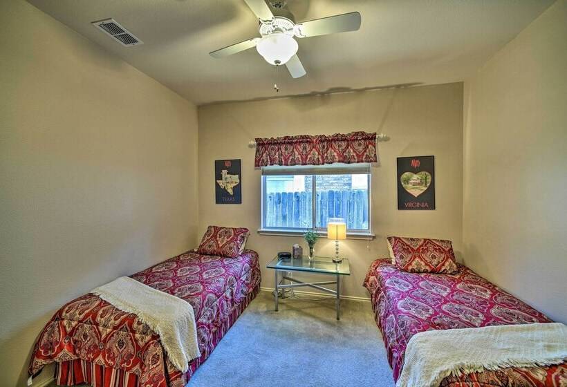 Upscale San Antonio Home W/ Screened In Porch