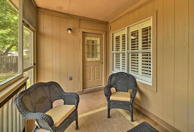 Upscale San Antonio Home W/ Screened In Porch