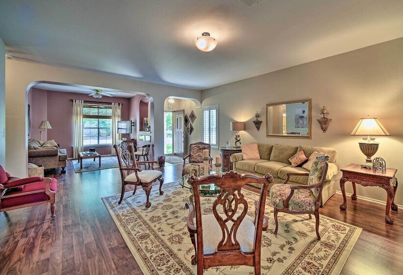 Upscale San Antonio Home W/ Screened In Porch