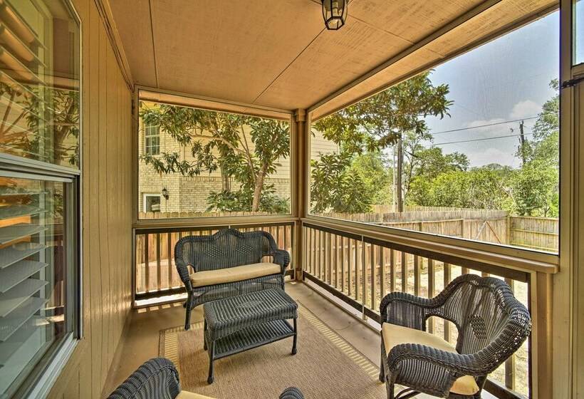 Upscale San Antonio Home W/ Screened In Porch