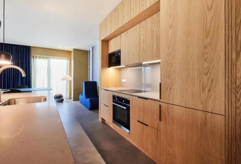 ホテル Kirk Suites