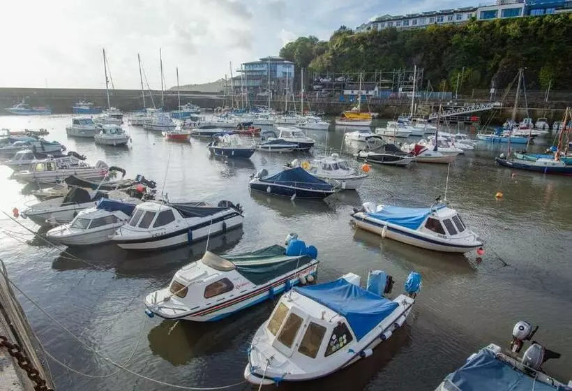 هتل Ocean Cabins No 10 At The Square Saundersfoot