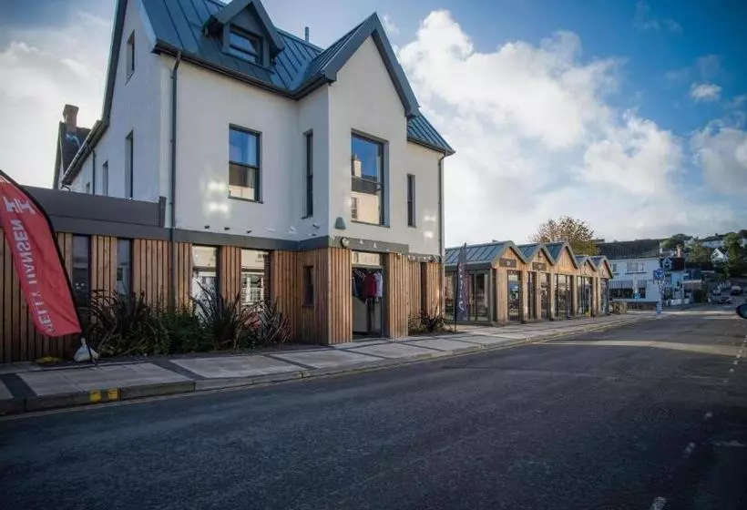 هتل Ocean Cabins No 10 At The Square Saundersfoot