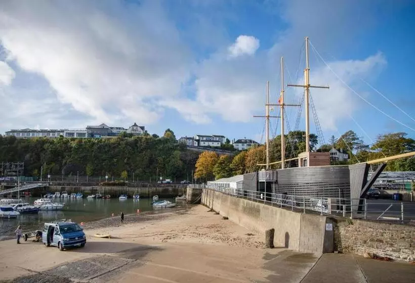 هتل Ocean Cabins No 10 At The Square Saundersfoot