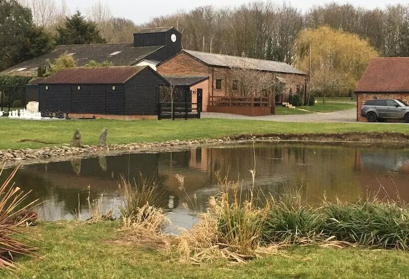 Maaseutuhotelli Suffolk Retreats For Up To 24 Guests With Hot Tub