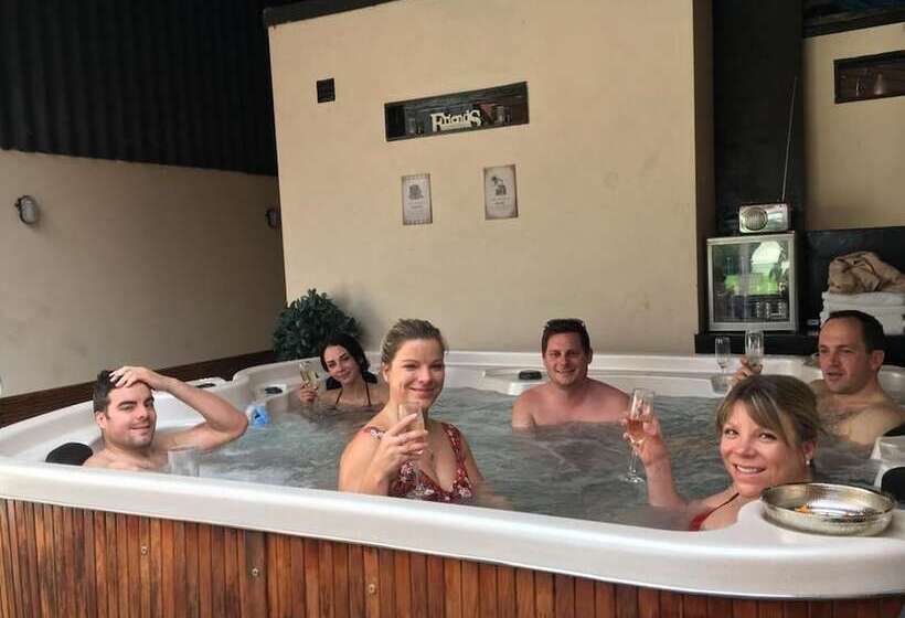 乡村酒店  Suffolk Retreats For Up To 24 Guests With Hot Tub