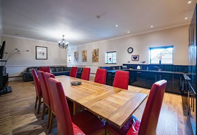 乡村酒店  Suffolk Retreats For Up To 24 Guests With Hot Tub